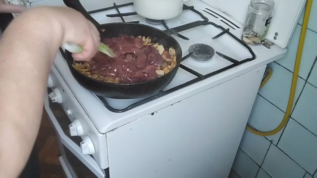 Куриная печень с грибами в сметане