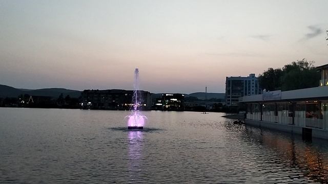 ФОНТАН НА ОЗЕРЕ В ГОРОДСКОМ ПАРКЕ. ГОРЯЧИЙ КЛЮЧ смотреть онлайн