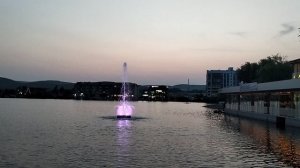 ФОНТАН НА ОЗЕРЕ В ГОРОДСКОМ ПАРКЕ. ГОРЯЧИЙ КЛЮЧ