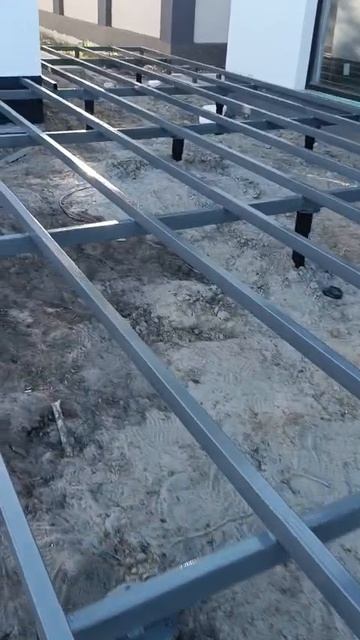 Установка металлоконструкции под террасную доску.