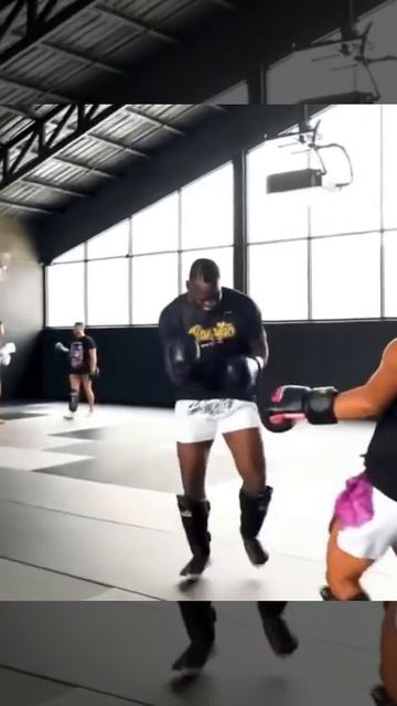 Футболист Марио Балотелли и легенда муай-тай Родтанг встретились и провели спарринг смотреть онлайн