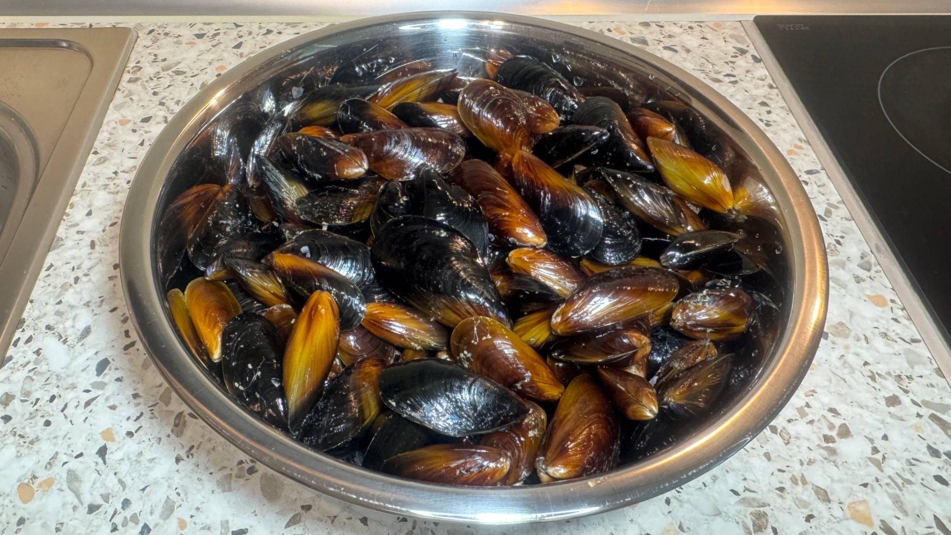 Как почистить и подготовить мидии в ракушках.