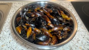 Как почистить и подготовить мидии в ракушках.