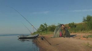 ЛОПАТЫ КЛЮЮТ ОДНА ЗА ОДНОЙ! РЫБАЛКА НА ДИКОМ ОСТРОВЕ.