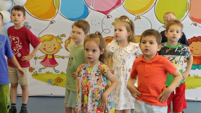 Детская песня С песней весело шагаем смотреть онлайн