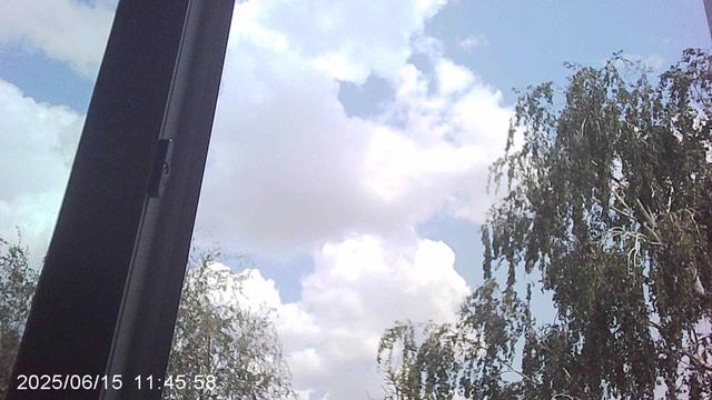 Облачный пейзаж: "Облачные гонки: нижние облака обгоняют верхние"