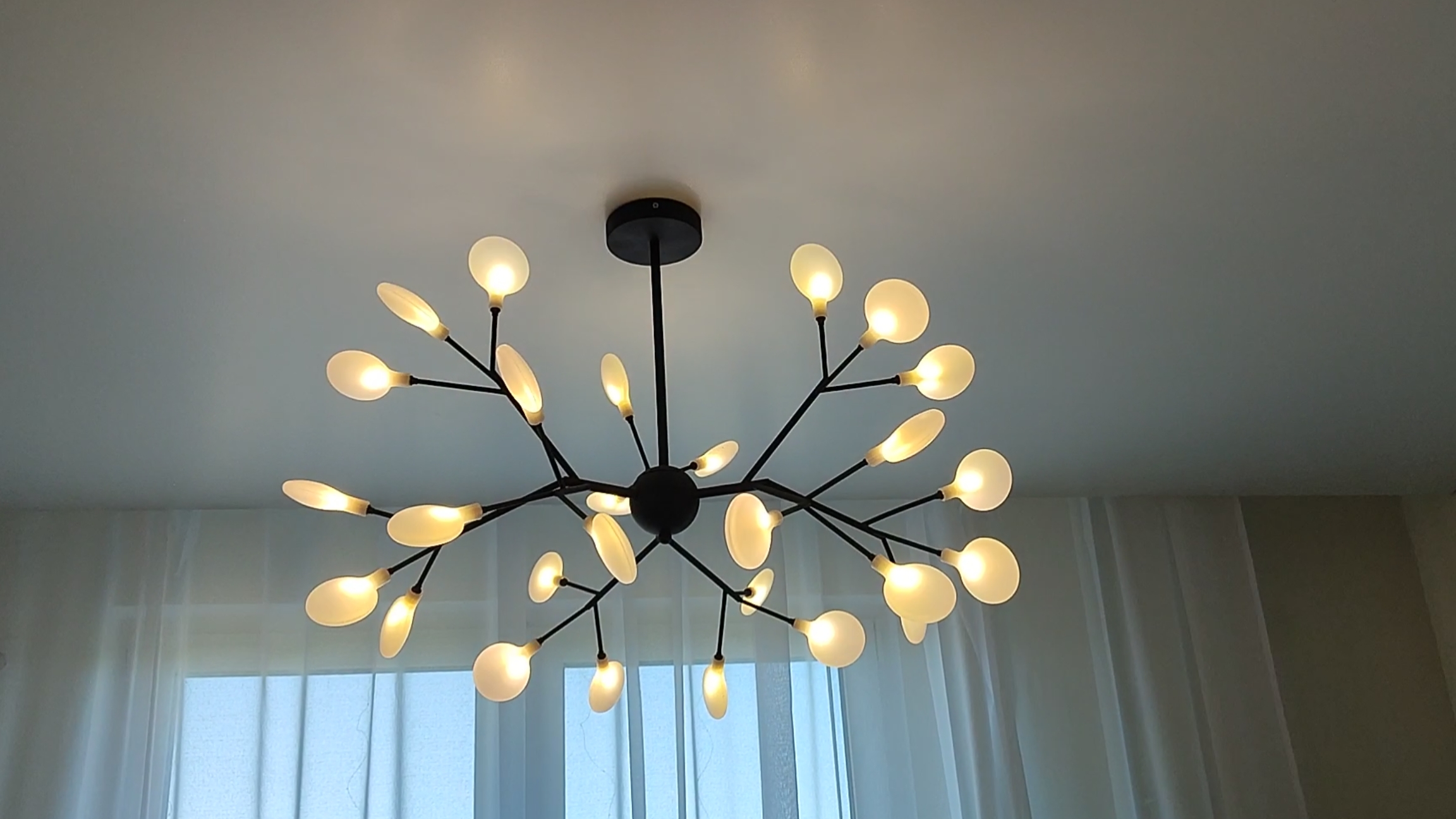 Установка люстры. Как вырезать натяжной потолок.