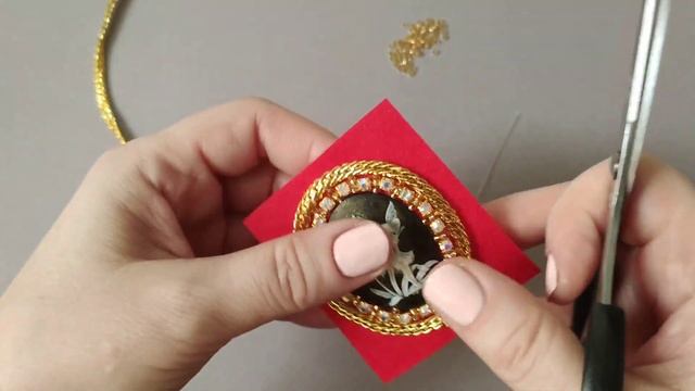 Попробовала взять небольшую ленточку, стразовую цепь и горсть бисера, чтобы вышить оправу для камеи смотреть онлайн