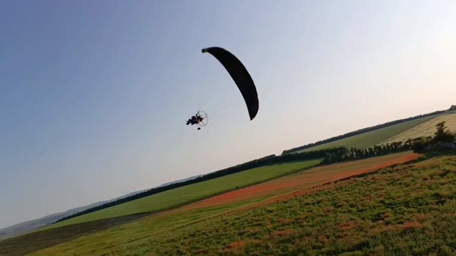Полёт на паралёте над маковыми полями смотреть онлайн