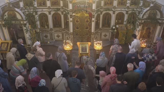 Запись трансляции 15 июня 8:40. Часы. Литургия смотреть онлайн