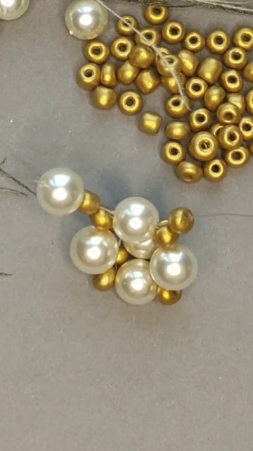 Немного рабочего процесса #бисероплетение #каксделатьукрашение смотреть онлайн