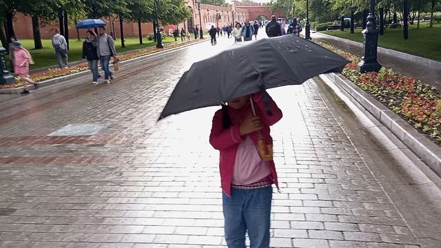 танец под дождем в Александровском саду. Москва смотреть онлайн