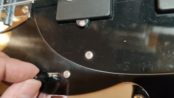 Обзор сборки китайской реплики Musicman Stingray 5 черного цвета