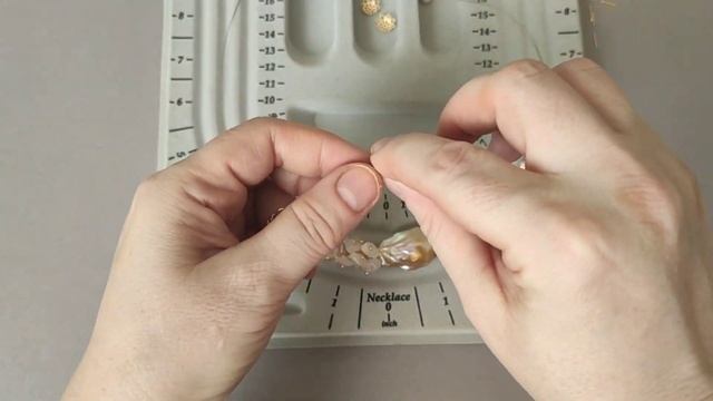 Красивые ручки за пол часа. Собираю нежный браслет из жемчуга и бусин и подбираю дизайн украшения. смотреть онлайн