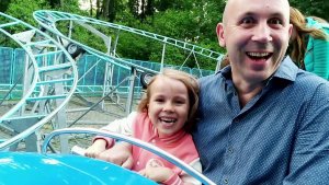 Катя и папа в парке аттракционов Katy  and papa pretend play at the amusement park