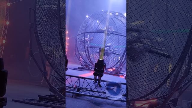 Цирк выступление мотоциклы в кругу смерти Demidovshow