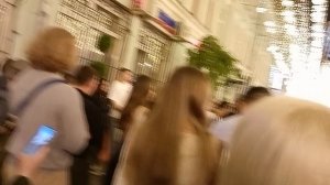 День России.Москва улица Рождественка  с иллюминацией, уличные музыканты у метро Кузнецкий мост