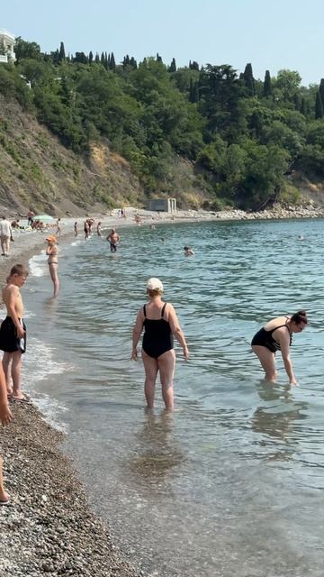 Пляж Черный бугор в Алупке. Отличное место для отдыха #алупка #алупка2025 #алупкаотдых смотреть онлайн