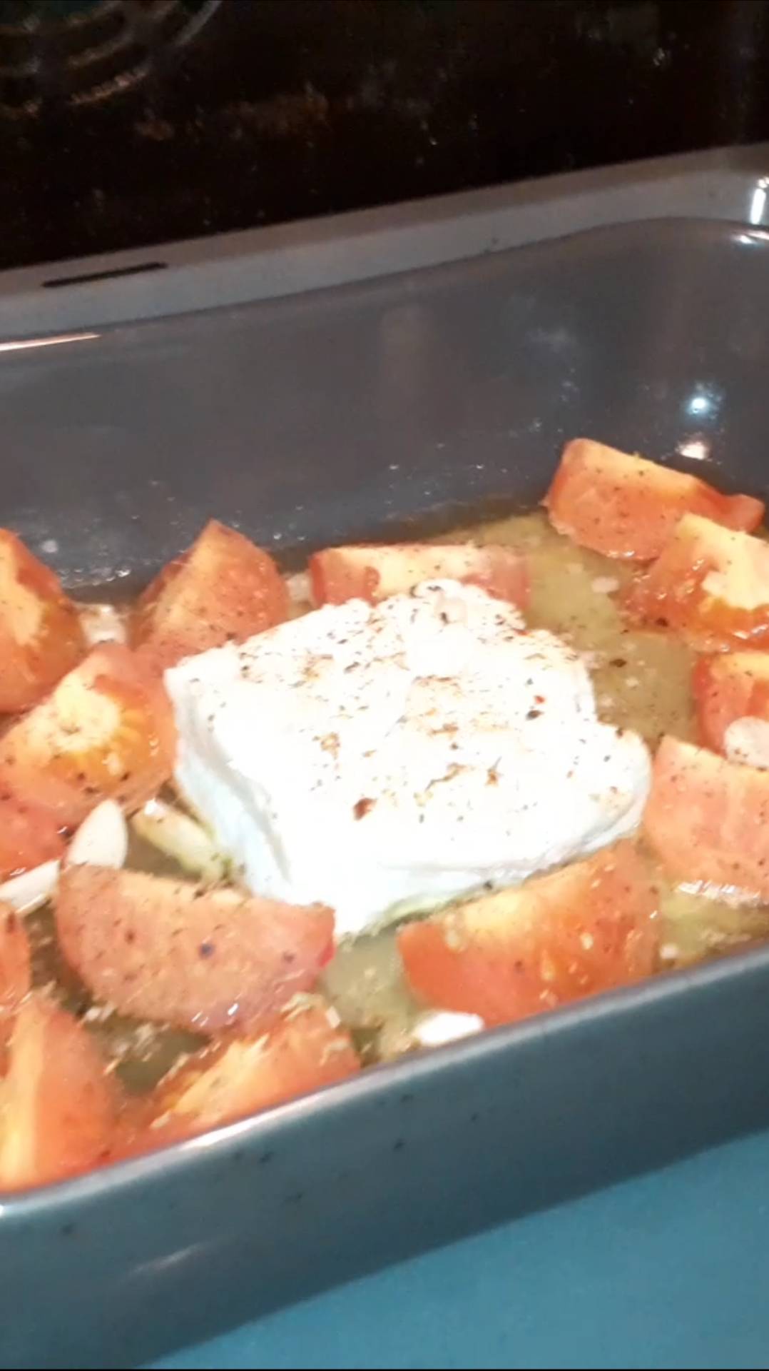 Сыр фета, помидоры, чеснок и макароны, Греческое блюдо. Рецепт вкусного ужина смотреть онлайн