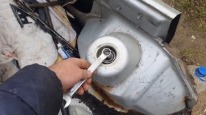 ВАЗ 2113 - 2114 - 2115 - Как открутить от стакана заднюю стойку (амортизатор)