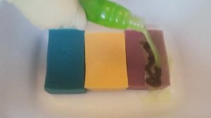 Большие губки. Много пены. Приятное выжимание губок