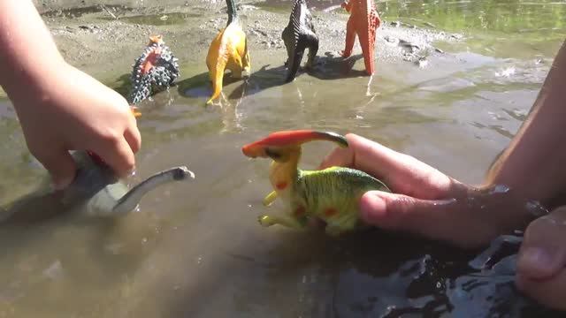 Динозавры.Игрушки динозавры на речке. Играем в воде. Видео. распаковка обзор Видео для детей смотреть онлайн