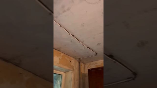 Новая чистовая, открытая электропроводка в гостевой комнате. смотреть онлайн