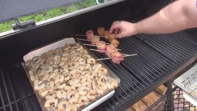 ГРЕБЕШКИ И КРЕВЕТКИ В СМОКЕРЕ OKLAHOMA JOE! САЛЬСА В ГАЗОВОМ ГРИЛЕ PRIMELINER!))) смотреть онлайн