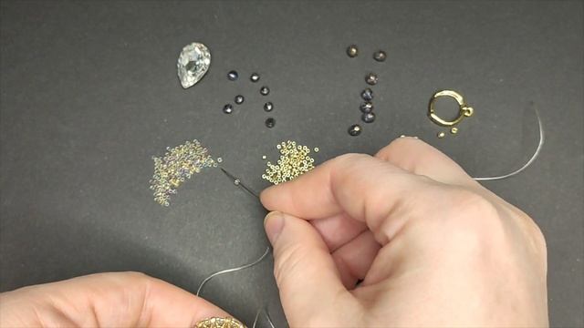 Серьги получаются такими симпатичными, что вы их будете плести снова и снова. Бисероплетение смотреть онлайн