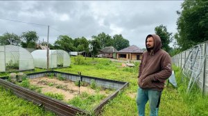 Курятник готов. Но жить в нем некому. Наводим порядок в палисаднике. Собрали первый урожай.