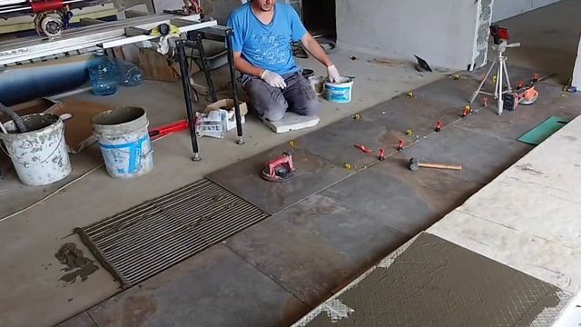 Укладка плитки на пол. смотреть онлайн