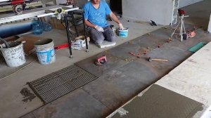 Укладка плитки на пол.