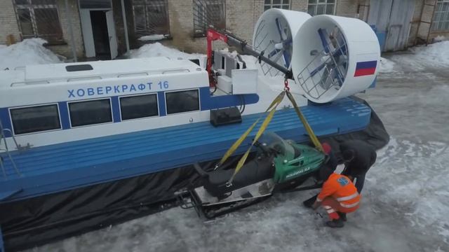 Загружаем снегоход внутрь судна на воздушной подушке. | ХОВЕРКРАФТ смотреть онлайн