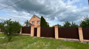 Дом для круглогодичного проживания с гаражом, баней и всеми необходимыми коммуникациями.