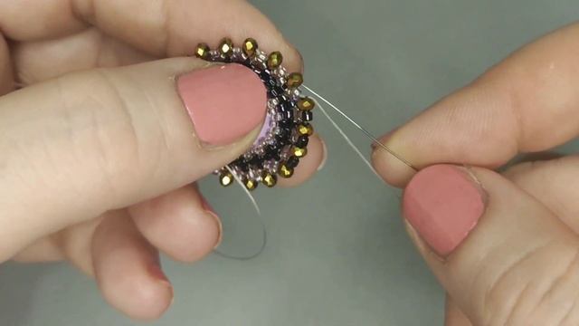 DIY. Как сделать красивые пуговицы или небольшую круглую брошь из бисера. Справится даже новичок. смотреть онлайн