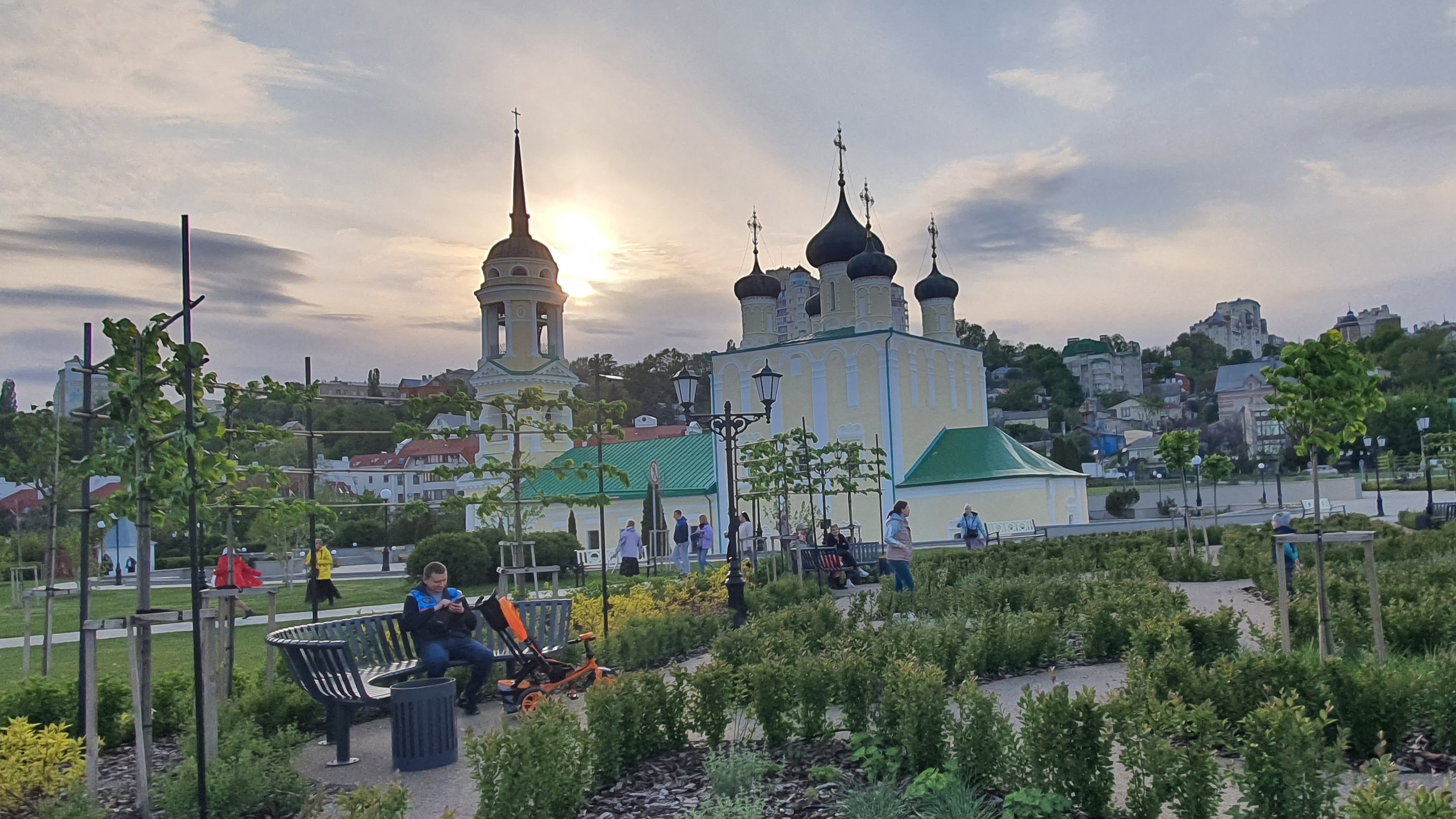 Воронеж. Петровская набережная в исторической части. Проходит по берегу Воронежского водохранилища. смотреть онлайн