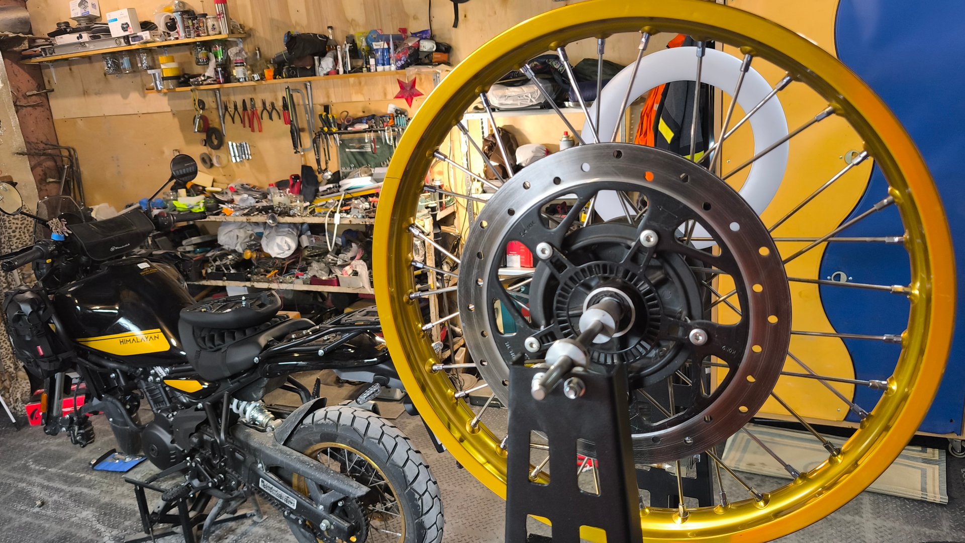 Правка обода переднего колеса Royal Enfield Himalayan 450.