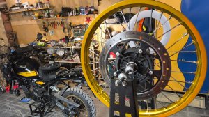 Правка обода переднего колеса Royal Enfield Himalayan 450.
