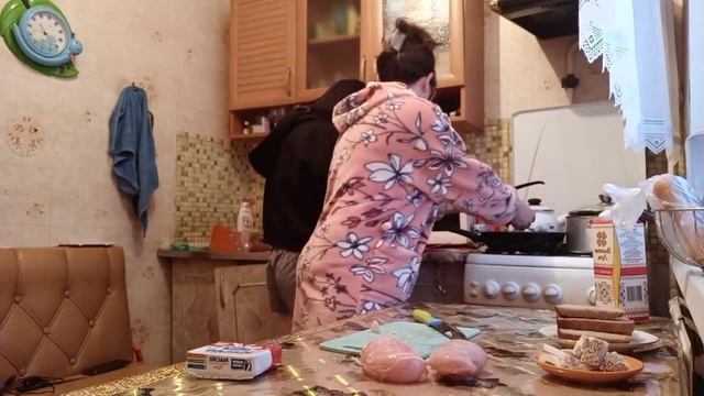 Готовлю гуляш из курицы//Жизнь в Омске