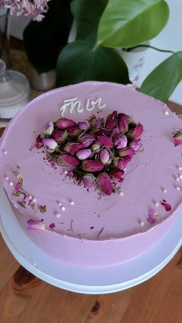 Торт с сюрпризом, секретная надпись внутри под сердцем из сухоцветов розы