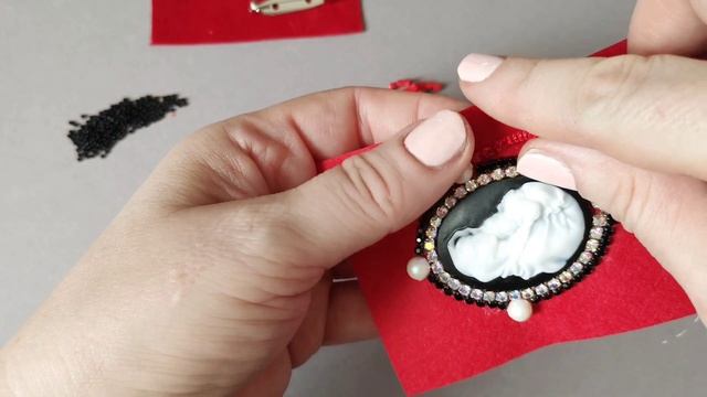Что если из кабашонов, которые я отлила из эпоксидки, вышить брошь? Покажу один из вариантов вышивки смотреть онлайн
