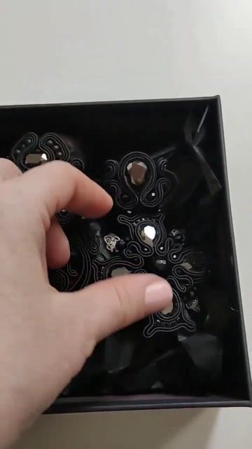 Сутажная вышивка в декоре одежды #сутажнаявышивка #украшениясвоимируками #украшенияназаказ смотреть онлайн