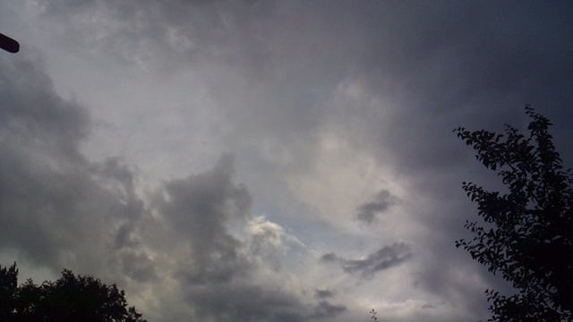 Обзор: исчезающий фрагмент чистого неба