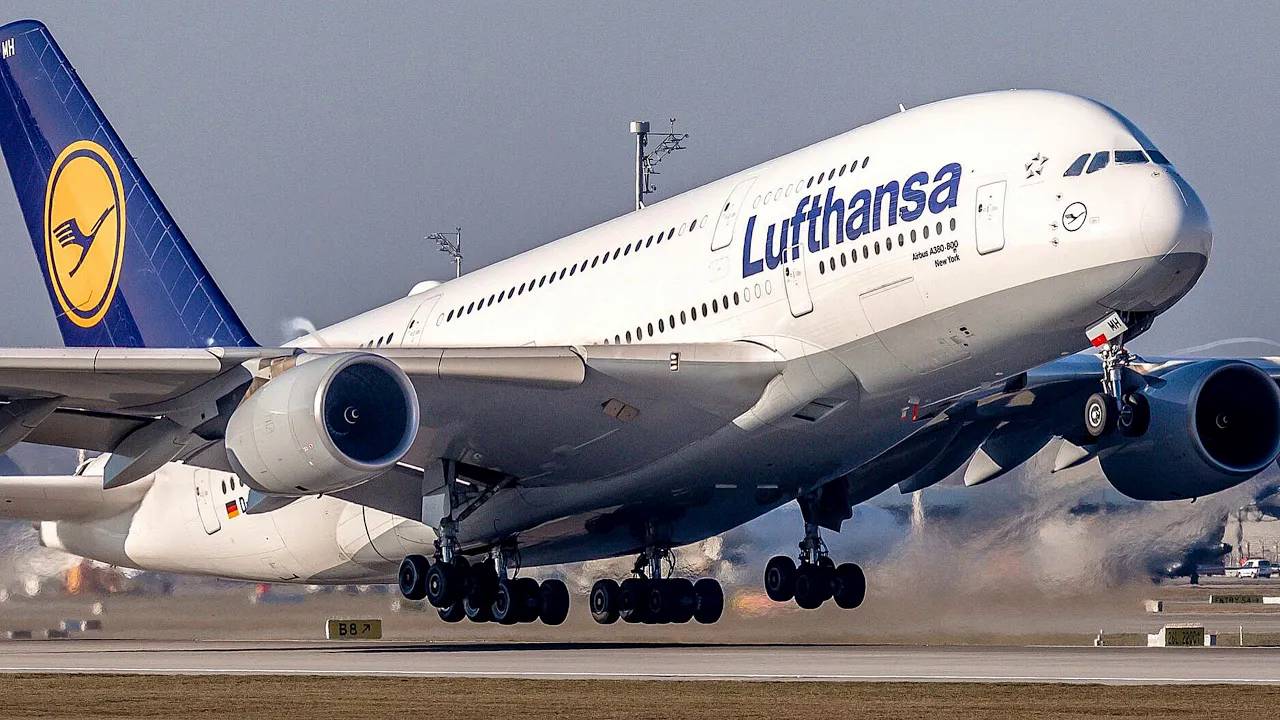 New York JFK - 130 Planes in 1 Hour ! TWA Hotel Rooftop ⧸ Rush Hour, Huge traffic Plane Spotting смотреть онлайн