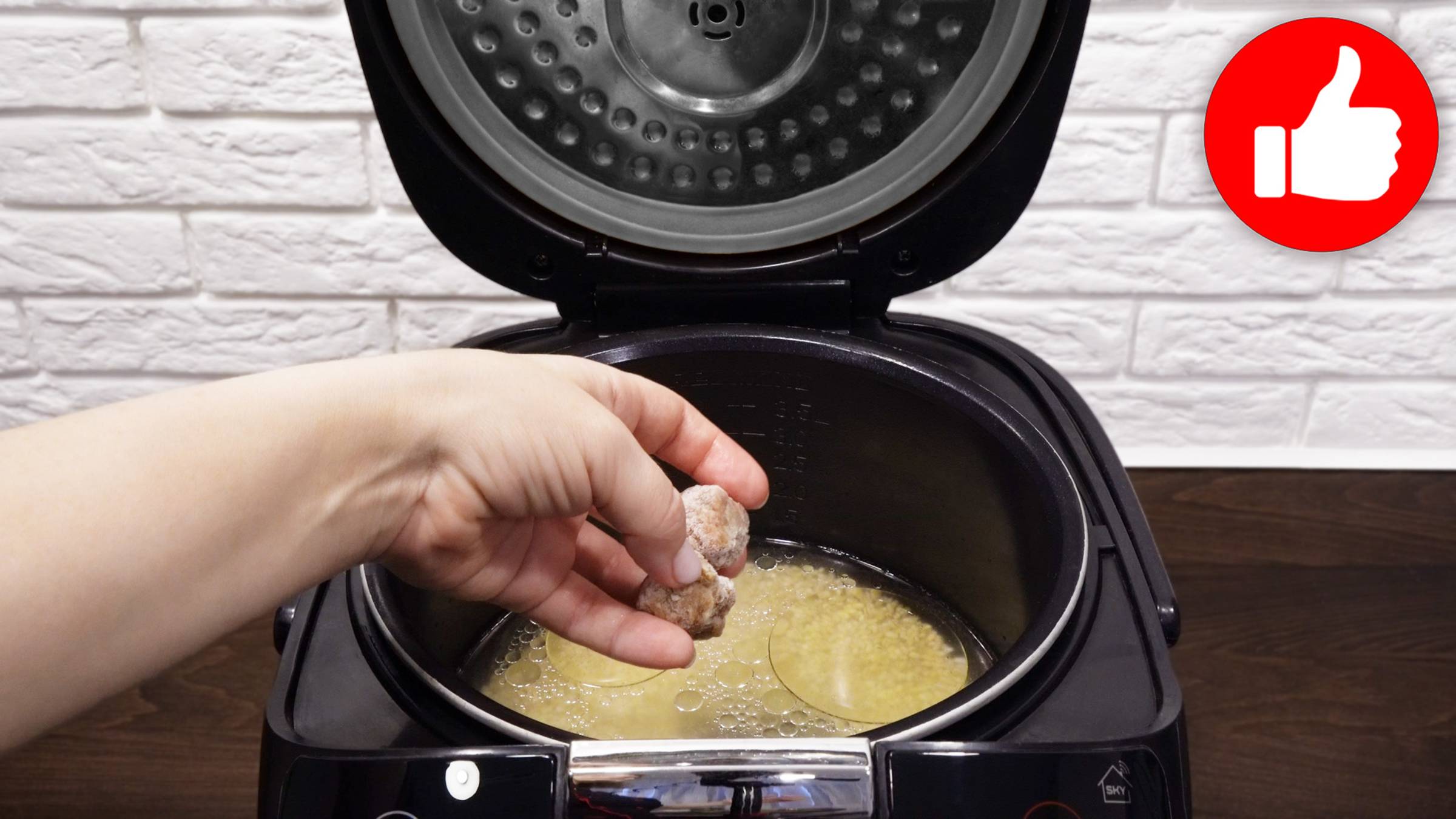 Очень вкусный обед. И главное - совсем простой. Перловка с фрикадельками в мультиварке смотреть онлайн