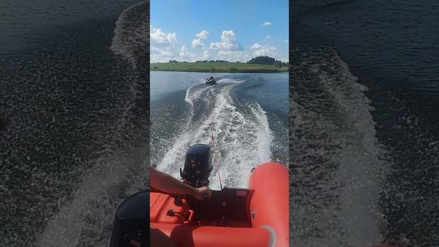 лодка ПВХ ротан 410 тянет ватрушку