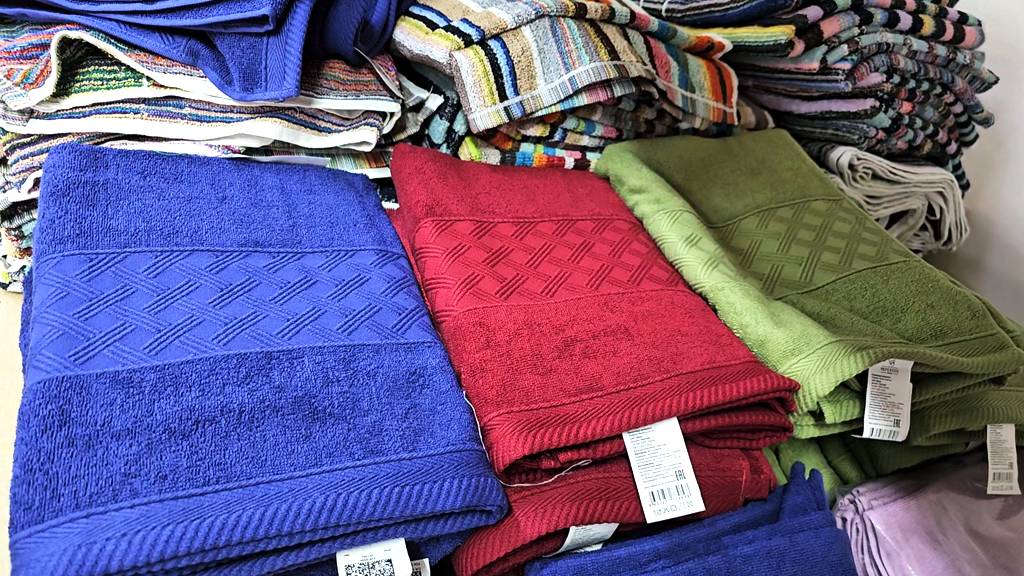 В магазине СВЕТОФОР люди скупают дешевые и нужные товары.Июнь 2025 смотреть онлайн