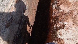 Сэкономил на стройке - заплатил втридорога. Цокольный этаж протекает. Вскрываем для гидроизоляции