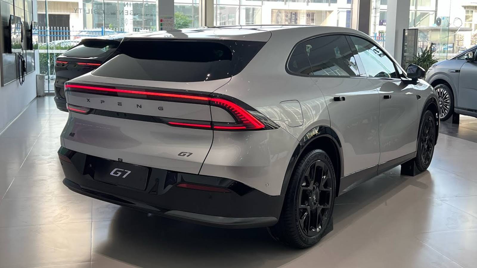 ОБЗОР: Новый XPENG G7 AWD нагнул Tesla - секрет НЕОБЫЧНОГО электрокроссовера! смотреть онлайн