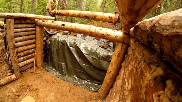 ДОМ ПОД ЗЕМЛЕЙ своими РУКАМИ - Медведь РЯДОМ, Лесная кухня, СТЕНЫ и ЛЕСТНИЦА - СТРОИМ Землянку смотреть онлайн